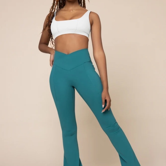 Crisscross Hourglass® Flared Leggings with Pockets - Emerald - Medium TALL 34" - Picture 5 of 10
